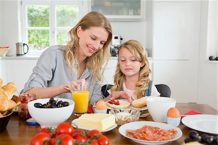 simsearch:649-07805043,k - Mother and daughter eating at kitchen table Stock Photo - Premium Royalty-Free, Code: 649-07805102