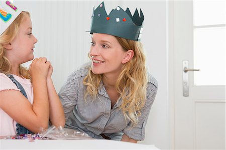 simsearch:649-07805043,k - Mother and daughter wearing homemade paper crowns Stock Photo - Premium Royalty-Free, Code: 649-07805113