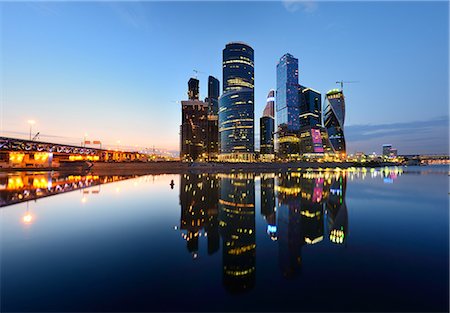 paysage urbain - View of skyscrapers on Moskva river waterfront at night, Moscow, Russia Photographie de stock - Premium Libres de Droits, Code: 649-07905096