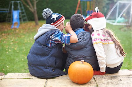 simsearch:649-08004031,k - Siblings sitting on steps in garden Stock Photo - Premium Royalty-Free, Code: 649-08004030