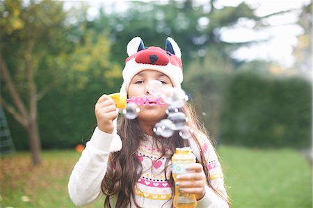 simsearch:649-08004031,k - Girl blowing bubbles in garden Stock Photo - Premium Royalty-Free, Code: 649-08004033