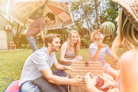 red watermelon - Friends having picnic in garden Photographie de stock - Premium Libres de Droits, Code: 649-08004152