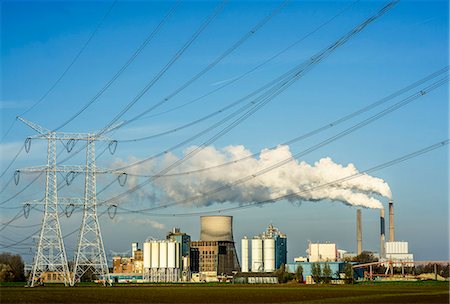 View of coal fired power station and electrical towers Photographie de stock - Premium Libres de Droits, Code: 649-08004381