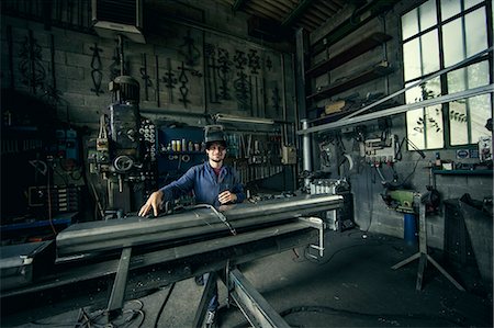 Portrait of welder in workshop Foto de stock - Sin royalties Premium, Código: 649-08003993