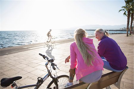 simsearch:614-08030822,k - Women relaxing by beach Stock Photo - Premium Royalty-Free, Code: 649-08060118