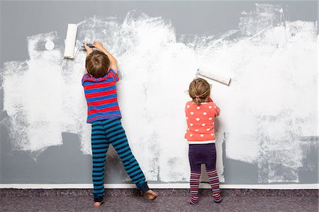 Rear view of female toddler and brother painting wall Foto de stock - Sin royalties Premium, Código: 649-08060342