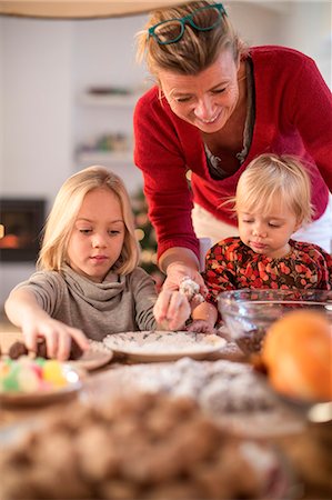 Mother and daughters baking for Christmas Foto de stock - Sin royalties Premium, Código: 649-08060446