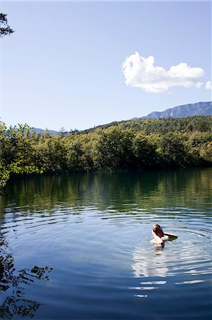 simsearch:649-08085723,k - Male hiker swimming in lake,  Montiggler Seen, South Tyrol, Italy Foto de stock - Sin royalties Premium, Código: 649-08060706