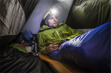 Young male hiker in tent on Klammspitze mountain, Oberammergau, Bavaria, Germany Foto de stock - Sin royalties Premium, Código: 649-08060719