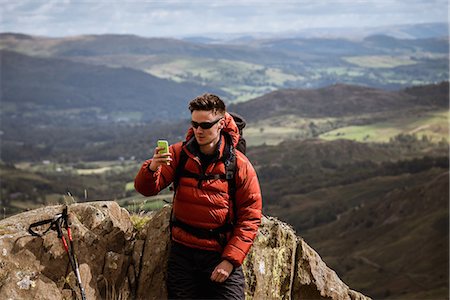 simsearch:649-08085723,k - Young male hiker taking smartphone selfie from mountain, The Lake District, Cumbria, UK Foto de stock - Sin royalties Premium, Código: 649-08084709
