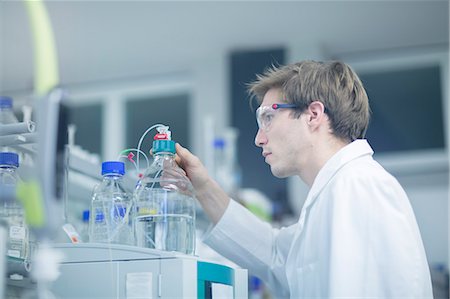 simsearch:649-08085222,k - Male scientist checking experimental equipment in lab Stock Photo - Premium Royalty-Free, Code: 649-08084724