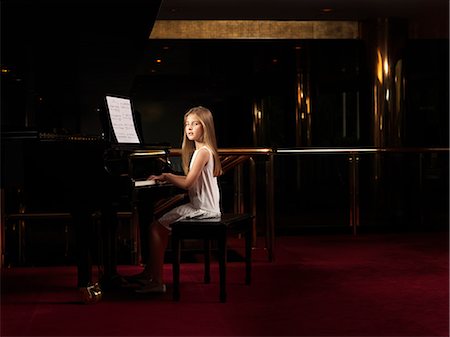 piano performance dress - Portrait of girl playing piano on stage Foto de stock - Sin royalties Premium, Código: 649-08085140