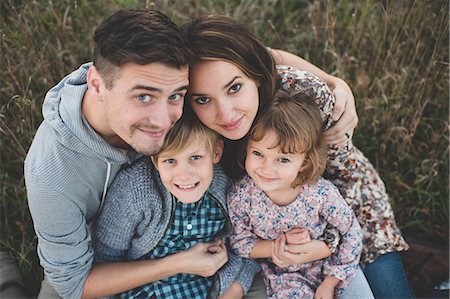 simsearch:649-06812444,k - Overhead portrait of young couple with son and daughter  in field Foto de stock - Sin royalties Premium, Código: 649-08085154