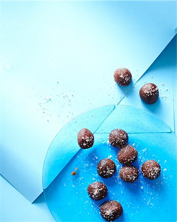 simsearch:841-06805239,k - Still life of tamarind chocolate truffles on blue plate Stock Photo - Premium Royalty-Free, Code: 649-08085193