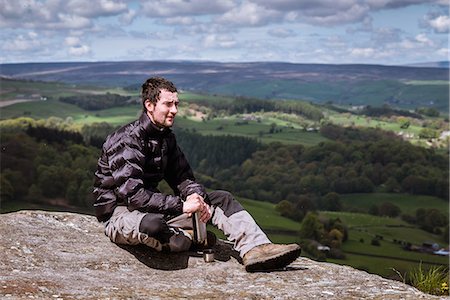 simsearch:649-08085723,k - Young male hiker opening flask on top of Guise Cliff, Pateley Bridge, Nidderdale, Yorkshire Dales Foto de stock - Sin royalties Premium, Código: 649-08085322