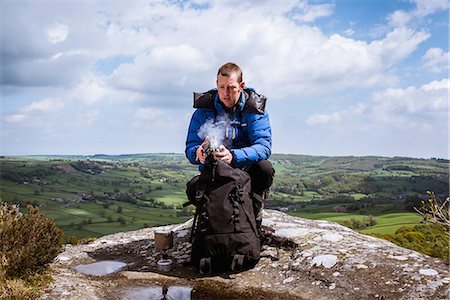 simsearch:649-08085723,k - Male hiker with camping stove on top of Guise Cliff, Pateley Bridge, Nidderdale, Yorkshire Dales Foto de stock - Sin royalties Premium, Código: 649-08085323