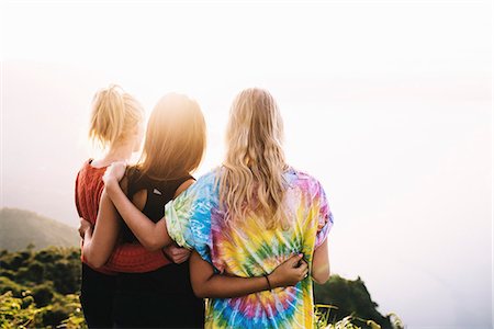 Rear view of three female friends looking out over Lake Atitlan, Guatemala Photographie de stock - Premium Libres de Droits, Code: 649-08085485