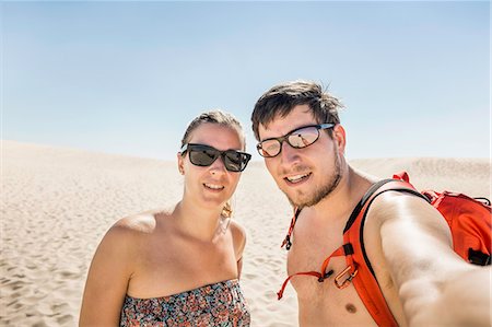 recuerdos - Young couple taking selfie, Dune de Pilat, France Foto de stock - Sin royalties Premium, Código: 649-08085506