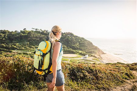 simsearch:649-08085723,k - Young woman hiking on coastal path, Erretegia beach, Bidart, France Foto de stock - Sin royalties Premium, Código: 649-08085509