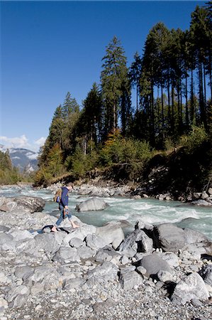 simsearch:649-08085723,k - Male hiker walking on river rocks, Grindelwald, Switzerland Foto de stock - Sin royalties Premium, Código: 649-08085710