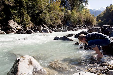 simsearch:649-08085723,k - Male hiker washing his face in river, Lauterbrunnen, Grindelwald, Switzerland Foto de stock - Sin royalties Premium, Código: 649-08085726