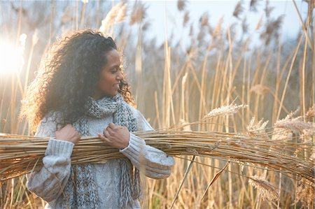 simsearch:649-08086253,k - Woman carrying bundle of wheat Stock Photo - Premium Royalty-Free, Code: 649-08086259