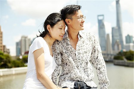 simsearch:649-07560084,k - Tourist couple sitting on wall, The Bund, Shanghai, China Stock Photo - Premium Royalty-Free, Code: 649-08086342