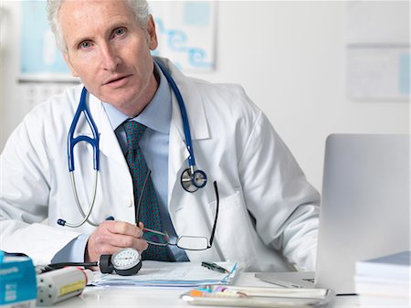 Portrait of doctor consulting a patient in office Stock Photo - Premium Royalty-Free, Code: 649-08086428