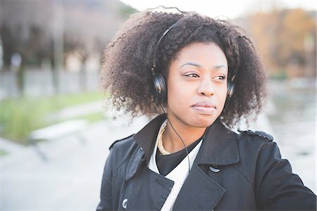 simsearch:614-08392638,k - Young woman listening to headphones in park at Lake Como, Italy Stock Photo - Premium Royalty-Free, Code: 649-08086820