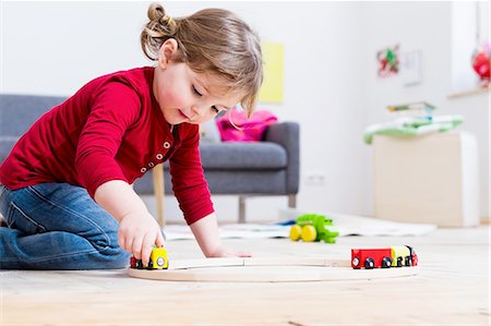 simsearch:649-07280933,k - Girl playing with toy cars at home Foto de stock - Sin royalties Premium, Código: 649-08118129