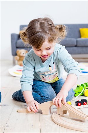 simsearch:649-07280933,k - Girl playing with toy cars at home Foto de stock - Sin royalties Premium, Código: 649-08118131