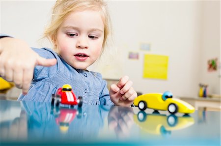 simsearch:649-07280933,k - Girl playing with toy cars at home Foto de stock - Sin royalties Premium, Código: 649-08118160