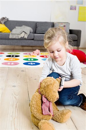 simsearch:649-07280933,k - Girl playing with teddy bear at home Foto de stock - Sin royalties Premium, Código: 649-08118174