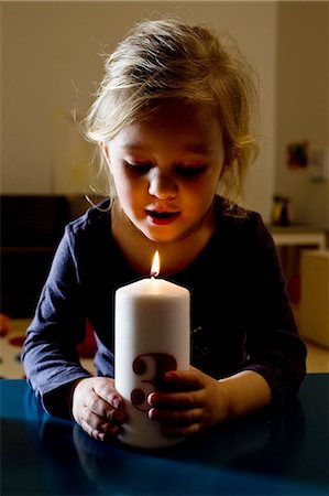 simsearch:649-07280933,k - Girl holding lit candle in dark Foto de stock - Sin royalties Premium, Código: 649-08118171