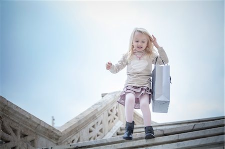 energy consumption - Young girl running down stairway carrying shopping bag, Cagliari, Sardinia, Italy Photographie de stock - Premium Libres de Droits, Code: 649-08118438