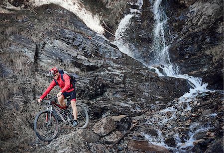 people mountain biking - Mountain biker cycling over rocks Foto de stock - Sin royalties Premium, Código: 649-08119103