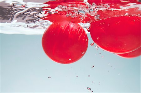 Red circles in water Stock Photo - Premium Royalty-Free, Code: 649-08119123