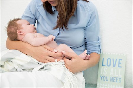 simsearch:6113-06720631,k - Mother cradling baby in arms Photographie de stock - Premium Libres de Droits, Code: 649-08125137