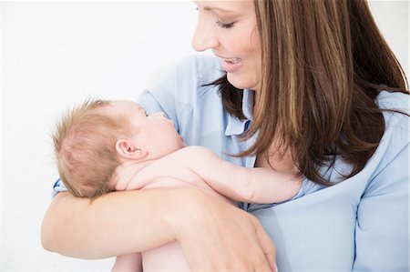 simsearch:6113-06720631,k - Mother cradling baby in arms Photographie de stock - Premium Libres de Droits, Code: 649-08125139