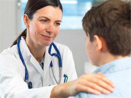 doctor consult patient male - Doctor comforting young boy in clinic Stock Photo - Premium Royalty-Free, Code: 649-08125161