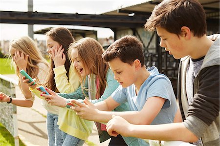 simsearch:649-07648247,k - Five girls and boys in stadium stand reading smartphones Stock Photo - Premium Royalty-Free, Code: 649-08125593