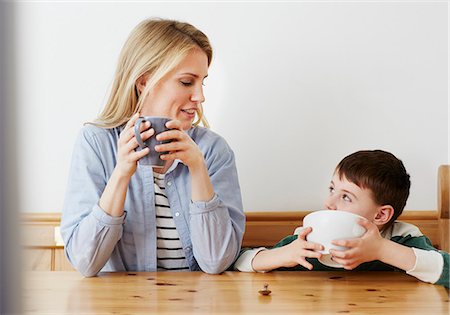 family eating cereal - Mother and son having breakfast Photographie de stock - Premium Libres de Droits, Code: 649-08125794