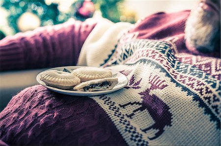 Man wearing sweater asleep with mince pies on chest Foto de stock - Sin royalties Premium, Código: 649-08125909