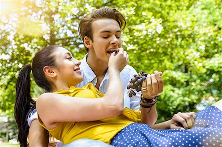 Young woman feeding young man grapes Stock Photo - Premium Royalty-Free, Code: 649-08126090