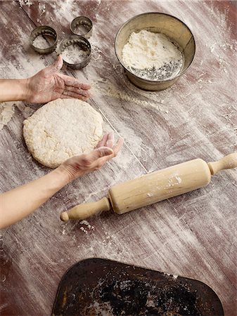 Overhead view of womans hands shaping scone dough Photographie de stock - Premium Libres de Droits, Code: 649-08144237