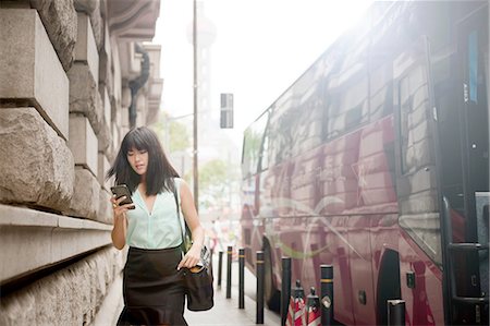 Young businesswoman, using smartphone, outdoors, Shanghai, China Foto de stock - Sin royalties Premium, Código: 649-08145351