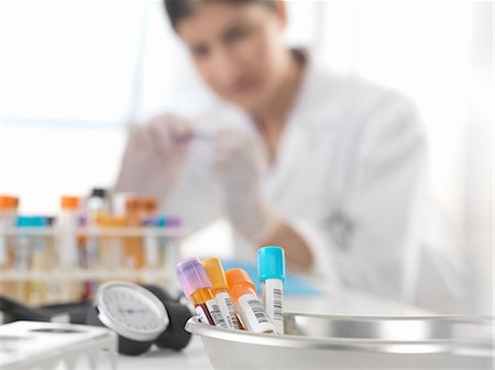 simsearch:649-07279799,k - Female doctor inspecting blood sample at desk Stock Photo - Premium Royalty-Free, Code: 649-08180343