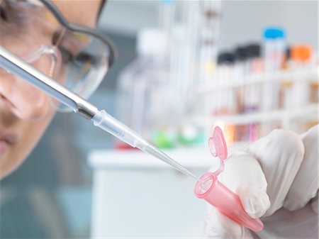 eye dropper - Close up of female scientist pippetting sample into eppendorf tube for analysis in laboratory Foto de stock - Sin royalties Premium, Código: 649-08180611