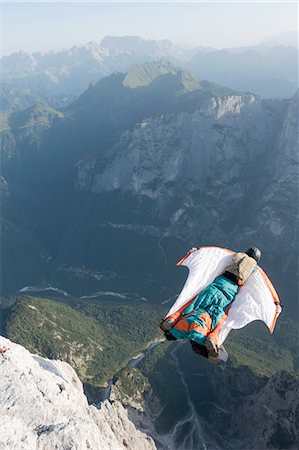 extreme terrain - Male BASE jumper wingsuit flying from mountain, Dolomites, Italy Foto de stock - Sin royalties Premium, Código: 649-08180701