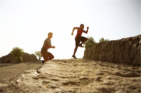 Two male friends running together, outdoors Foto de stock - Sin royalties Premium, Código: 649-08238187